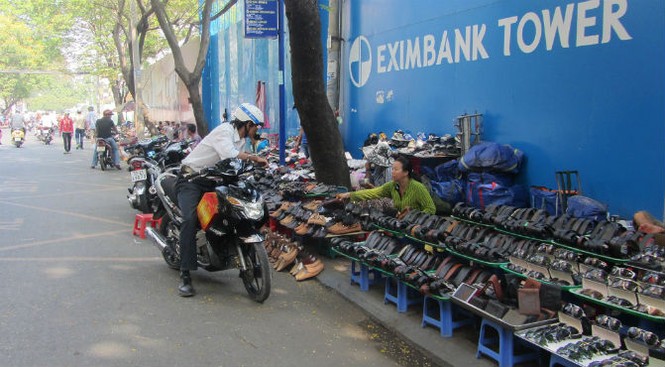 Đi Bến Thành “sắm” đồ cũ chơi tết - ảnh 2
